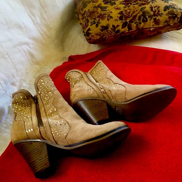 Boots & summer sanders - Picture 2 of 14